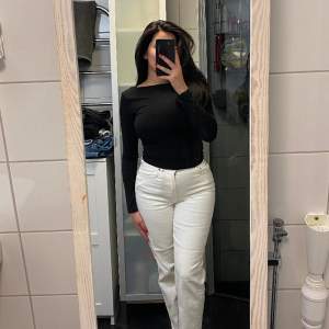 Vita jeans från Gina tricot i storlek 34. Högmidjade med straight dit. Jätte snygga på