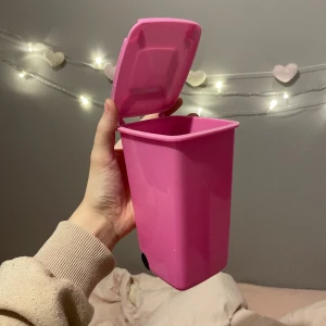 Rosa soptunna pennskrin - En rosa soptunna som har används som pennskrin, men kan användas för mer än så. Pris kan diskuteras ❤️❤️