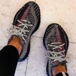 Yeezy Boost 350 Yecheil - ▪️Yeezy boost 350 i colourway Yecheil. Vann dessa i Adidas appen. Mail på kvitto finns. Original box finns.                                                  ▪️ Skick: 9/10 (syns endast på boosten under skon att de är använda)