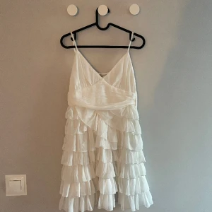 Studentklänning - Säljer även min andra studentklänning jag hade på utspringet, från Melissa Bentsen X Nakd