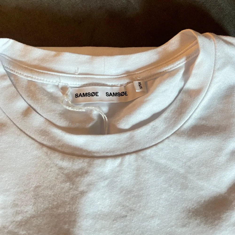 Helt ny vanlig vit t shirt från samsøe samsøe, supermjukt och stretchigt material. Säljer då jag fick den i julklapp men kan tyvärr inte ha och går ej att byta, nypris 400kr. T-shirts.