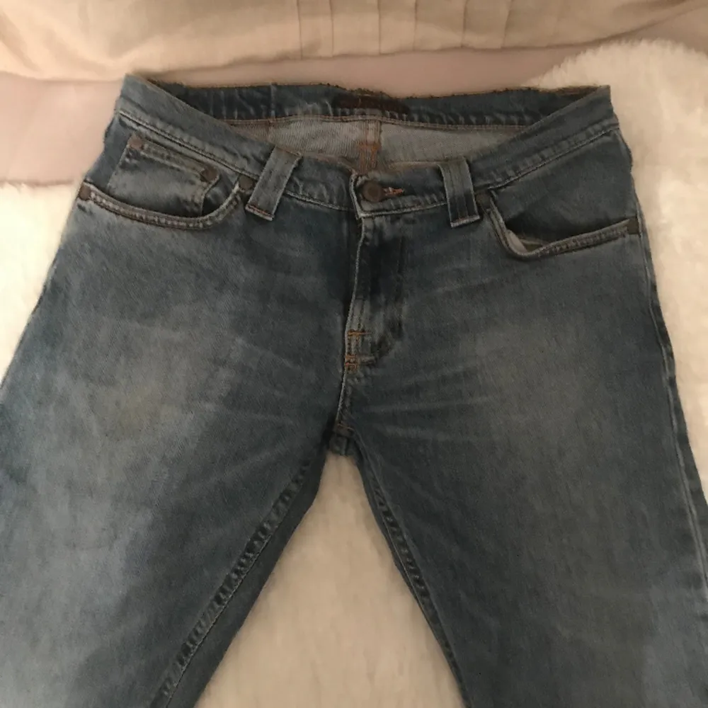 Ett par feta nudie jeans som är fläckfri och skick är 9/10  Storlek är W30 H30 Färg: ljusblå  Nästa nya knappt använda . Jeans & Byxor.