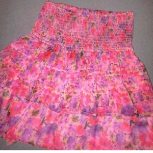 Kjol - Jätte fin volangkjol ifrån bikbok 💞💞 strl L men passar även mig som brukar ha xs-m