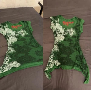 Grön y2k tröja med coola detaljer - Unik y2k tröja köpt second hand, men i bra skick!