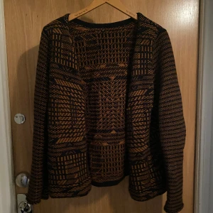 Stickad kofta - Stickad kofta köpt på second hand, i fint skick. 