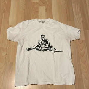 Ulf kristersson tischa - Tja! Säljer min tvärfina tshirt med gulliga uffe på! Om du har pengar så finns det inget bättre sätt o visa det på! Tröjan är S men passar mig som bär M