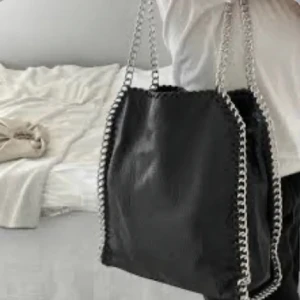 Tiamo väska - Lånade bilder! Men säljer exakt samma kan skicka om du är intresserad att den ser helt bra ut och som ny köpte den från scorett! Säljer 350kr köpt för 600kr!Säljer då behöver pengarna och att den inte används 