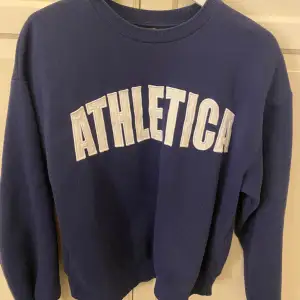 Säljer denna mörkblåa sweatshirt från Gina, nyskick💕