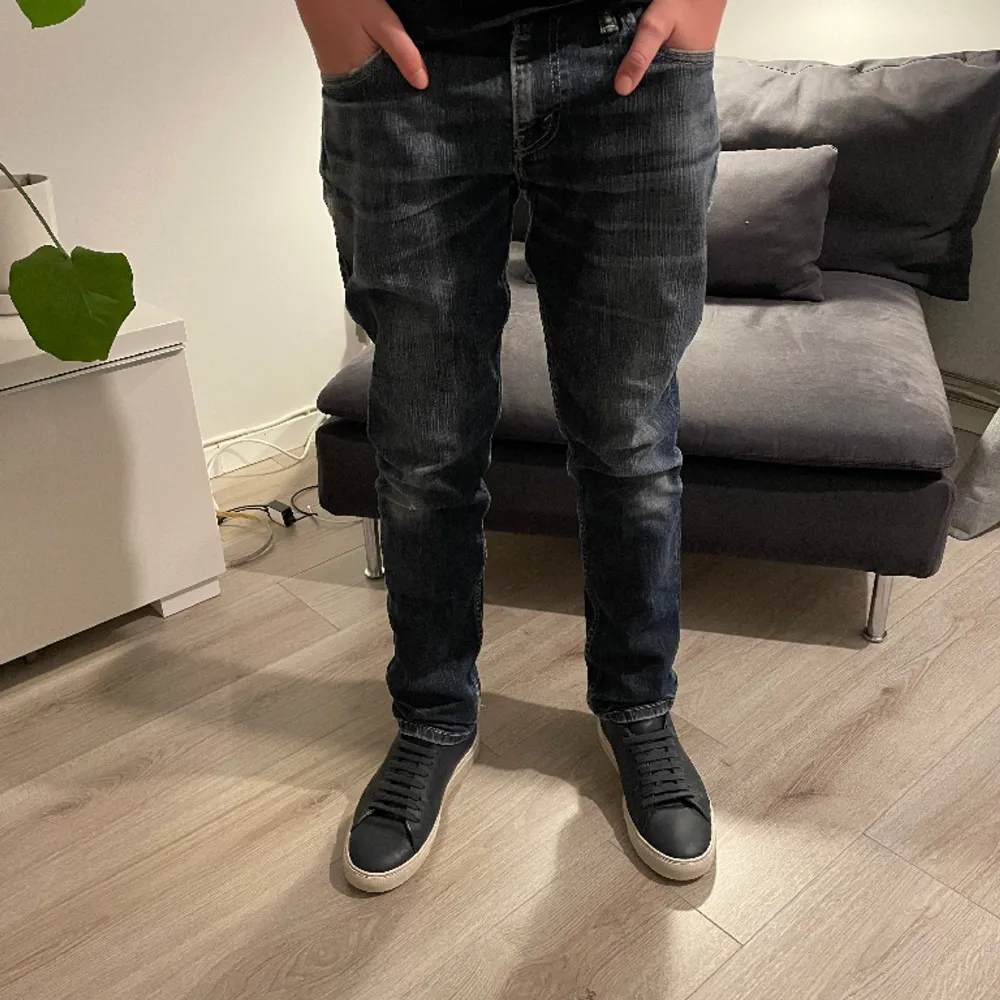 Mörkblå Levi’s jeans med snygg tvättning och naturligt snyggt slitage.  Modell 511 Storlek: W30/L30 . Jeans & Byxor.