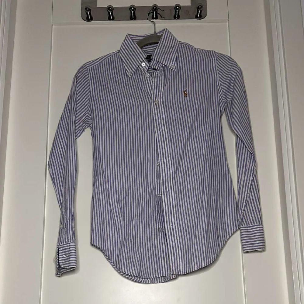 Blå/vit randig Ralph Lauren skjorta i storlek XS.  Pris kan diskuteras! . Skjortor.
