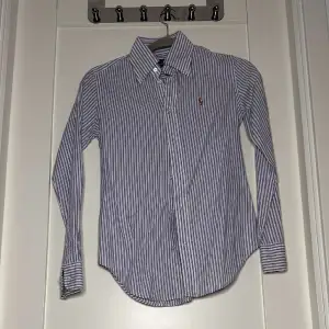 Blå/vit randig Ralph Lauren skjorta i storlek XS.  Pris kan diskuteras! 