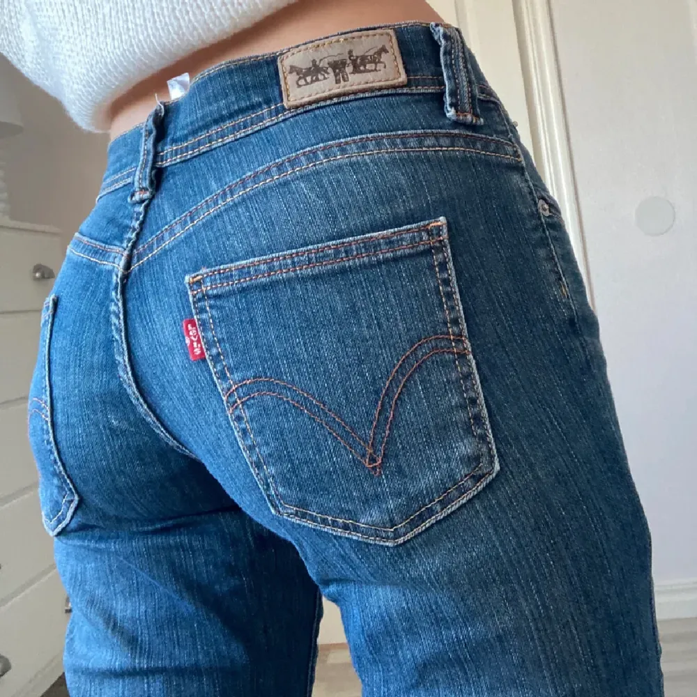 Säljer dessa snygga lågmidjade levis jeans som tyvärr blivit små på mig. De är i storleken W26 L 32 och passar mig som är 170 perfekt i längden. De har inga defekter och är i ett fint skick!❤️❤️. Jeans & Byxor.