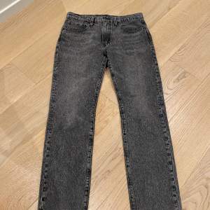 Jeans från Levi’s i modellen 502. Är inte så använda därav i bra skick! Waist 31 & Lenght 32.