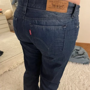 Utsvängda jeans  - Jättefina Levis jeans som är utsvängda! Ubs gylfen är trasig men den går att laga💓långa i benen! 