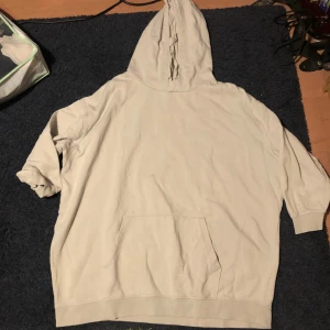 Oodie - Super stor och mysig huddie med luva och ficka, knappt använd, beige vit färg
