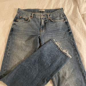 Säljer dessa lågmidjade raka jeans från ginatricot då de inte kommer till användning, superfint skick🤍Nypris: 499,95, mitt pris: 290kr