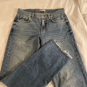 Lågmidjade jeans - Säljer dessa lågmidjade raka jeans från ginatricot då de inte kommer till användning, superfint skick🤍Nypris: 499,95, mitt pris: 290kr