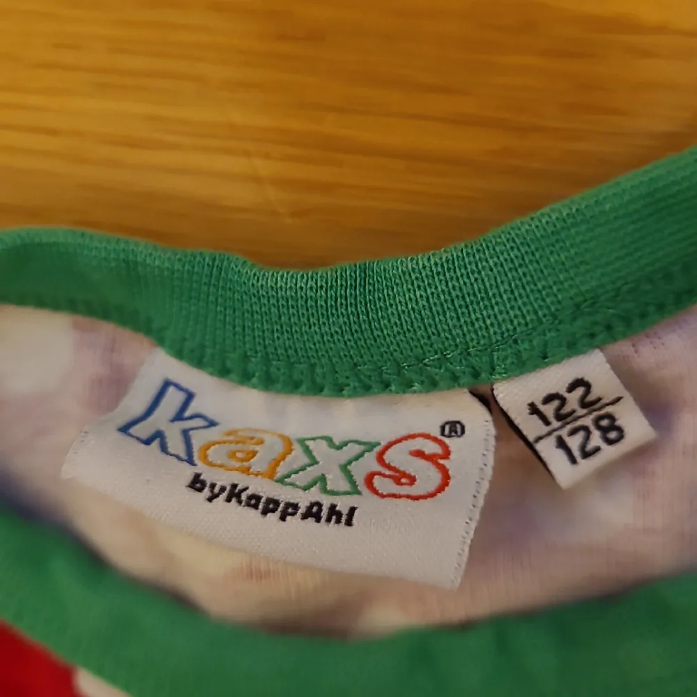 2st tshirts från KAXS (kappahl) i storlek 122/128. Båda två för 100kr eller en för 60kr. Köparen står för frakten 💕. T-shirts.