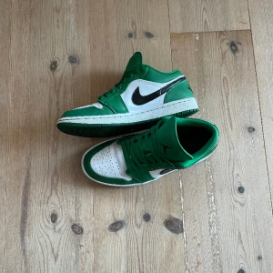 Jordan 1 Low - Hej! Säljer nu dessa Jordan 1 low pine green då de inte kommer till användning längre. De är köpta på merchsweden för 5000kr. Skicket är 8/10. Inte mycket täcken på användning mer än lite crease och nån fläck! Priset är aldrig satt i sten!