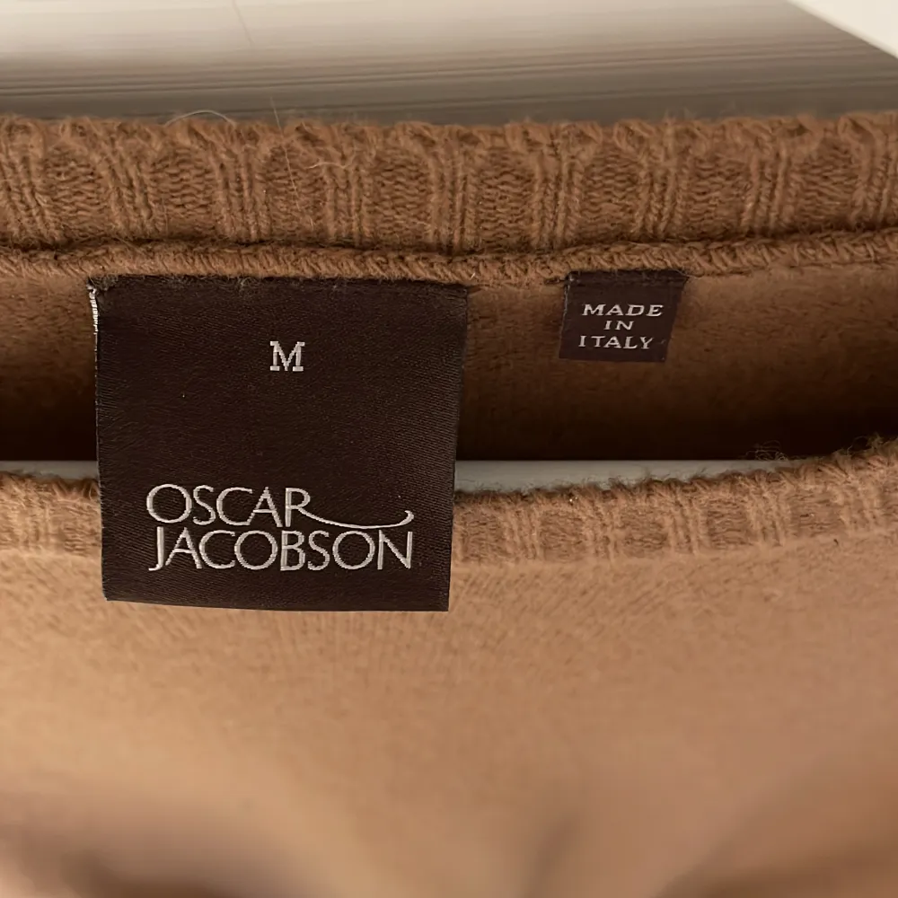 En Oscar Jacobson sweatshirt i Kashmir ,säljes då den inte använts mycket alls. Nypris ligger på runt 1500kr. Tröjor & Koftor.