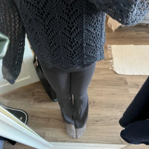 Zara tröja  - Tröjan är virkad/stickad nät aktigt 💙 senast använd i somras men då oxå bara ett fåtal gånger, säljs pågrund av jag inte använder den längre 💗
