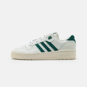 Adidas rivalry sneakers - Säljer mina adidas rivarly sneakers då jag inte får användning av dem. Slutsålda. Använda max 3 gånger. Har fler bilder vid intresse. Har inte kvar kartongen tyvärr. Köpta i våras för 1175 kr på zalando. Priset kan diskuteras vid snabbt affär💚💚