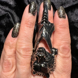 Ny ring med varg & utsirad klo Ledad Goth Metal Rock Punk Alternativ - Så ovanlig och fet silverfärgad ring med varg och utsirad ledad ”klo”. Drygt 8 cm lång. Övre ringen 2,1 cm i innerdiameter. Nedre ringen 1,7 cm i innerdiameter. Helt ny. Uttagen enbart för fotografering. Stål. Ovanlig. Uppseendeväckande. Fynd.