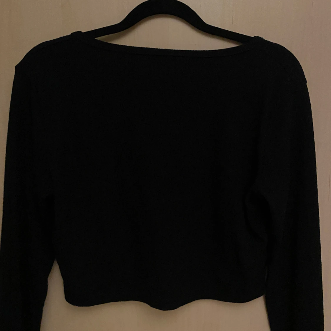 Svart croptop med knappar - 91