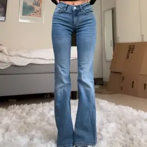 Low waist bootcut jeans från Gina Tricot, slutsålda på hemsidan. Stl 32, passar mig som är ca 160, skulle nog passa lite längre också. Är använda några enstaka gånger, är som nya i skicket🤍
