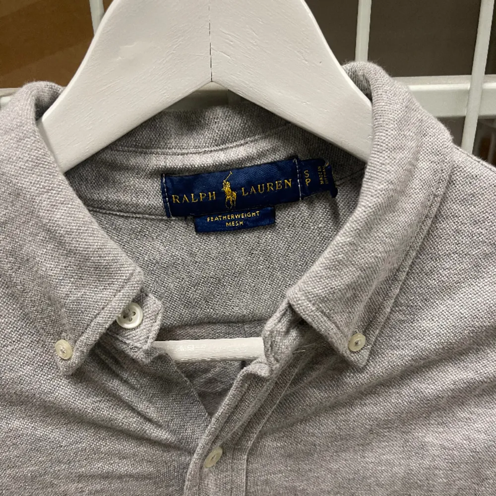 Säljer denna snygga raffe skjorta i topp skick, storlek S. Skjortor.