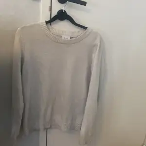 Vit stickad tröja från vila köpt för 300kr (den ser grå ut i ljuset men den är vitare)