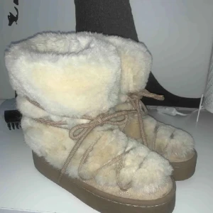 Skor - Säljer mina fluffiga skor då jag köpt ett par liknande😇 sparsamt använda i storlek 37