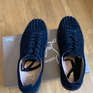 Christian Loubitins  - Ett par väldigt fina Loubs i väldigt bra skick! Allt og medföljer📦🧾 Storlek 43-44
