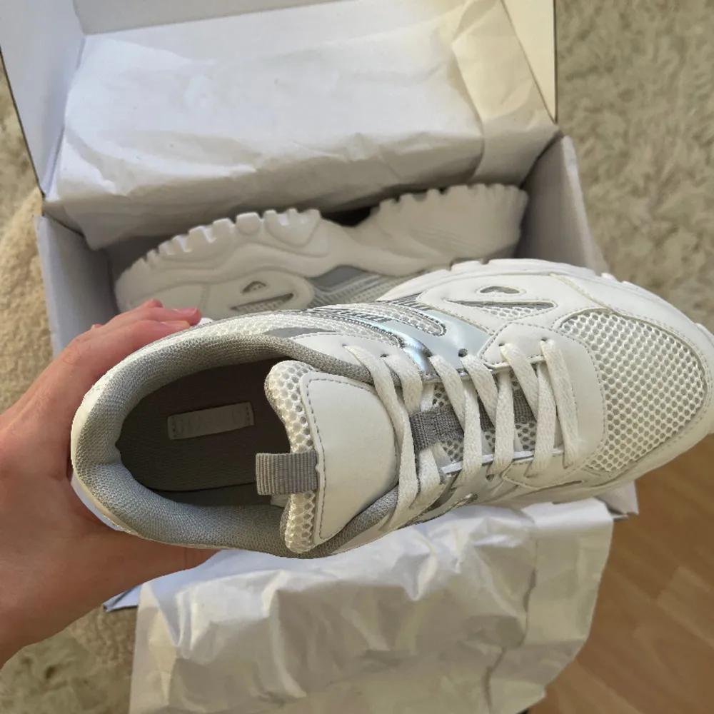 Helt nya sneakers, ouppackade och oanvända. Har glömt att skicka tillbaka. De är i storlek 39. Detaljer i silver. Skor.