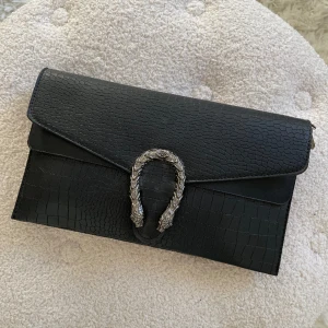 Kuvertväska - Kuvertväska, kommer ej ihåg vart jag köpt. Svart med krokodilmönster. Läderimitation. 💕