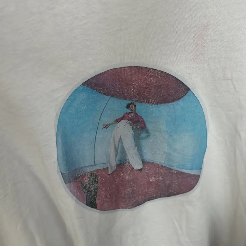 T shirt från Cubus med eget tryck, fine line på framsidan och alla hans tatueringar på baksidan, sitter som en XS. T-shirts.