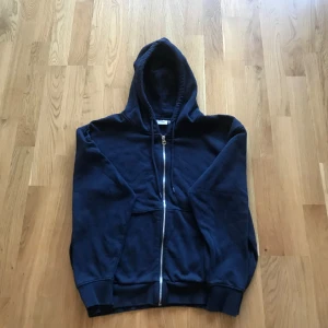 Zip hoodie från Weekday  - Hej! Säljer nu en Weekday zip hoodie,  säljer för 199 kr.  Skriv om funderingar👍