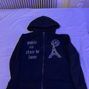 Rhinestone hoodie - Tja säljer nu min blinglucid hoodie, köpt för 700kr mitt pris 300! Hör av er vid minsta fundering! Fri frakt vid snabb och smidig affär💨
