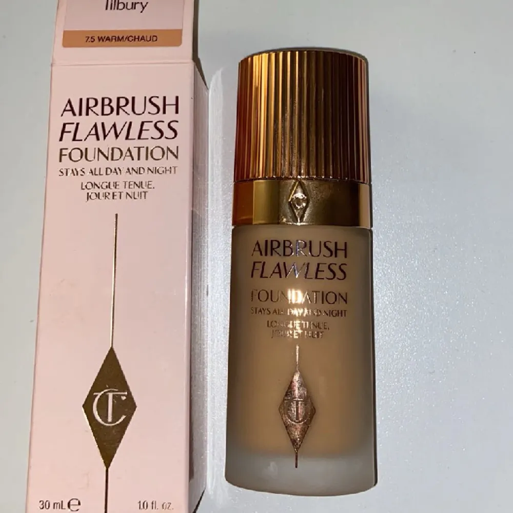 Charlotte Tilbury Airbrush flawless foundation. Köpt på nk. Säljer pågrund av fel färg.  Har endast pumpat ut 1 pump från den och då upptäckte det va fel färg för mig.  Färg ”7.5 Warm/Chaud”  Förpackning finns kvar.  Ny pris - 580kr. Accessoarer.