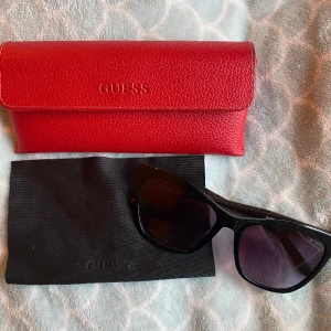 Solglasögon  - Hej!❤️Säljer mina Guess solglasögon då de aldrig används. Skick 9/10 köpta för 2000:- säljer nu för 399:-🥰