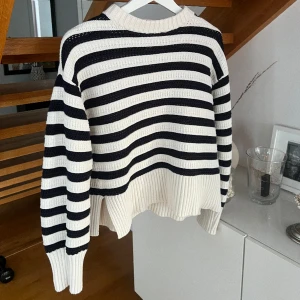 Stickad tröja - Randig tröja från H&M i storlek S med slits på sidan