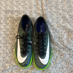 Inomhusskor strl, 44. UK 10 - Inomhusskor som är för små nu. Funkar utmärkt. 8/10 skick. Använt mycket för futsal