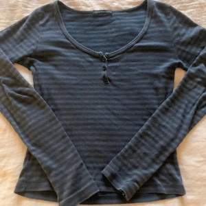 Brandy Melville - Långärmad tröja - Fin mörkblå randig longsleeve från Brandy Melville. I fint skick🫶🏼 Priset går att diskutera
