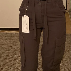 Byxor - Ett par cargo byxor som inte har använts eftersom att storleken inte passar mig den är helt ny och prislappen är på.