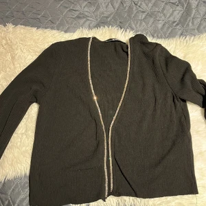 Svartglittrig kofta - Svart kofta med diamanter Storlek M från Bershka Säljes för 50kr+fraktpris 