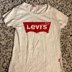 Levi’s t-shirt som jag säljer för att den inte kommer till användning. 