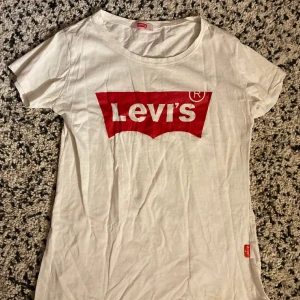 Levi’s  - Levi’s t-shirt som jag säljer för att den inte kommer till användning. 