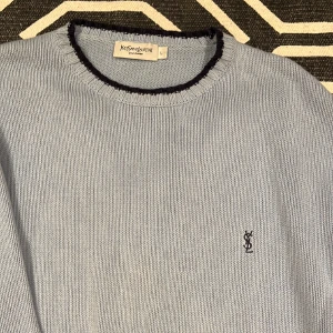 Saint Laurent stickad tröja - Cool stickad tröja från ysl. Storlek L men passar även M. 9/10 i skick, använd 2 gånger. Hör av dig vid minsta fundering!