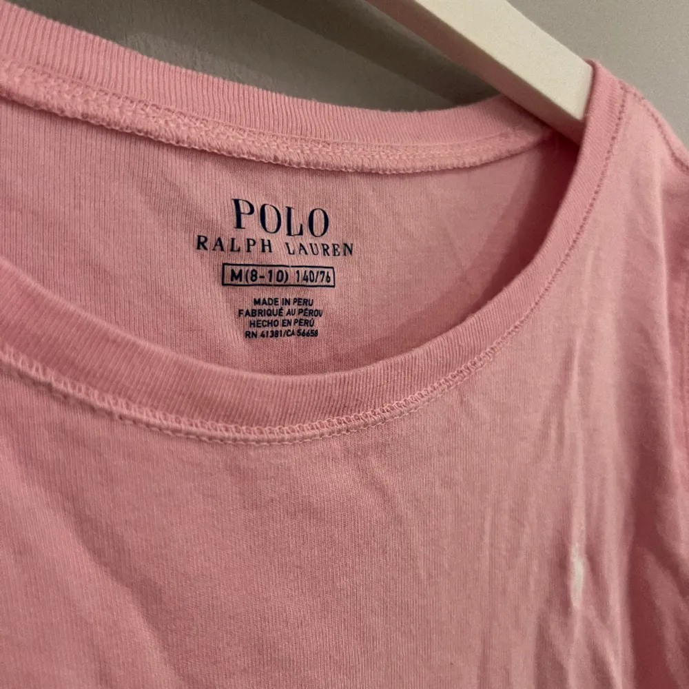 Jag säljer min polo ralph lauren tröja pga att den är för liten. Den har ett väldigt skönt material och den är använd fåtal gånger och är i väldigt fint skick. Jag säljer denna tröjan för 200kr men pris kan även diskuteras. Köparen står för frakt!💞. T-shirts.
