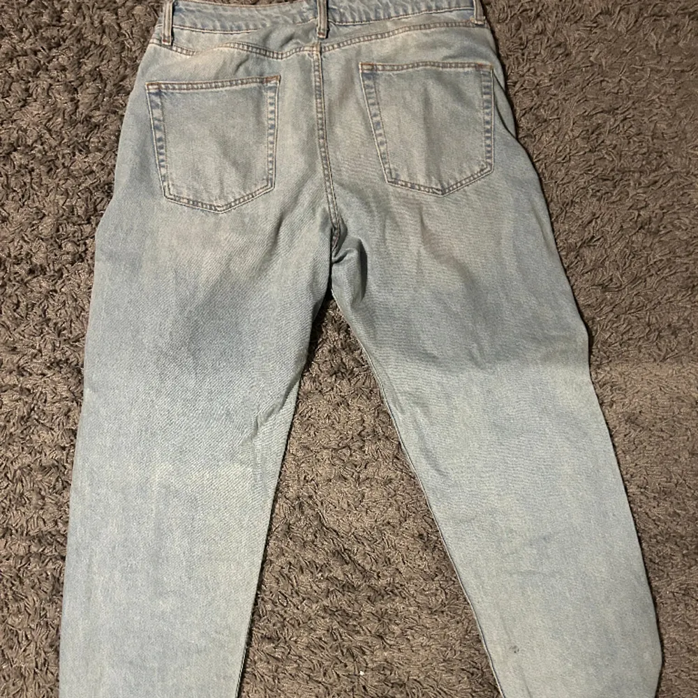 Tjena säljer dessa blå jeans från asos, i storlek 34/32, bara att höra av sig vid frågor. Jeans & Byxor.